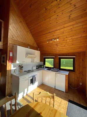 Fridge, microwave, oven, stovetop - 3 Bedroom Lodge Lanteglos #11 (Lanteglos)
