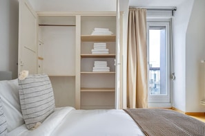 Desk, iron/ironing board, travel cot, WiFi - Bright 2-BR in Wipkingen — balcony, garden & tram nearby (Zürich)