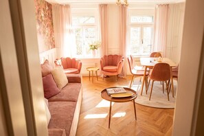 TV - Rose Suite · Elegantes 3-SZ Home mit Rosé-Design (Zürich)