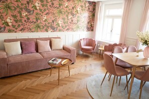 TV - Rose Suite · Elegantes 3-SZ Home mit Rosé-Design (Zürich)