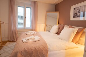 Schreibtisch, Bügeleisen/Bügelbrett, Reisekinderbett, WLAN