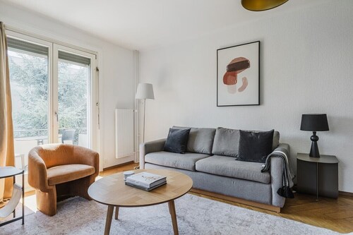 Spacious 3-BR in Wipkingen — 3 king beds, balcony & parking