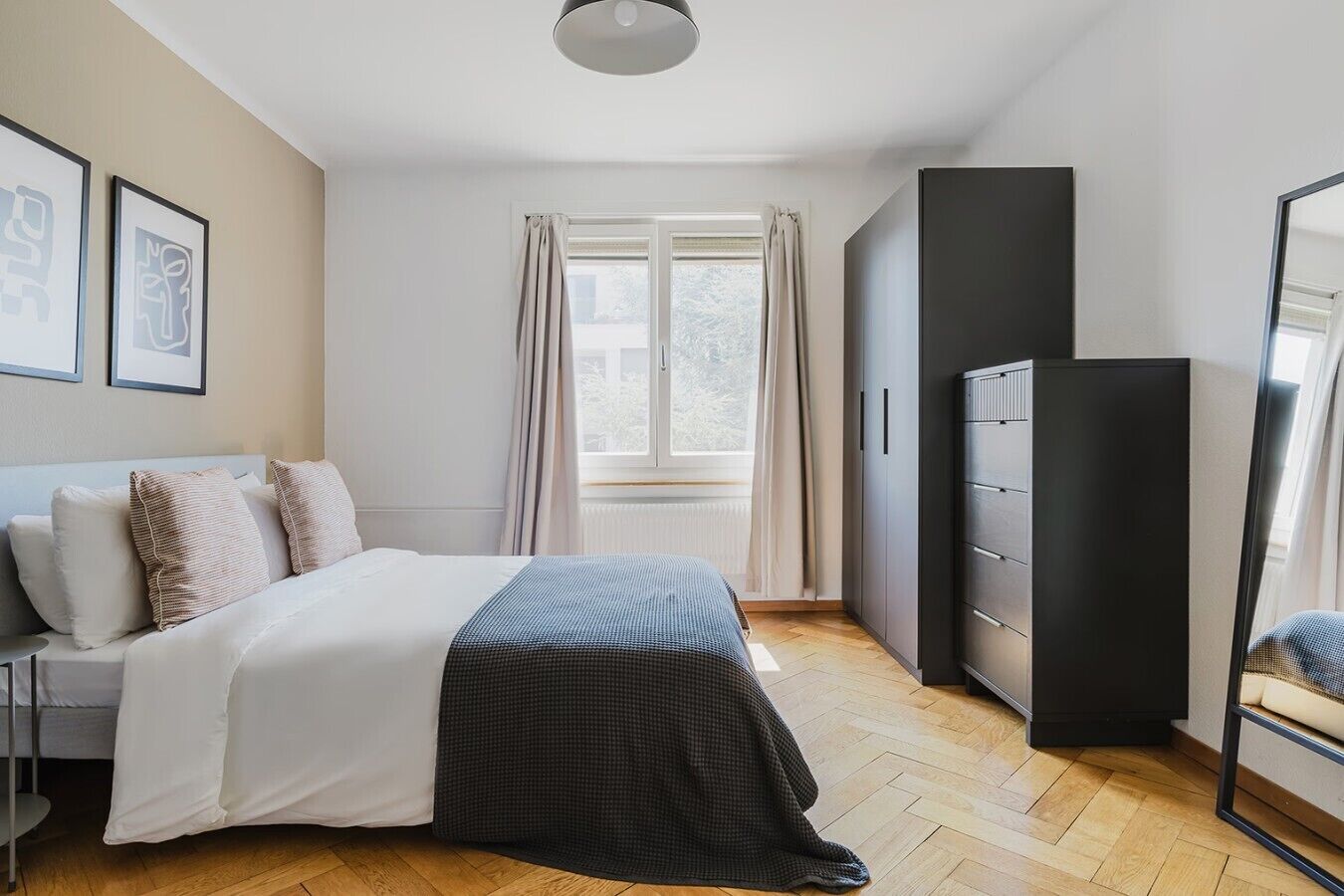 Een bureau, een strijkplank/strijkijzer, reisbedje, wifi