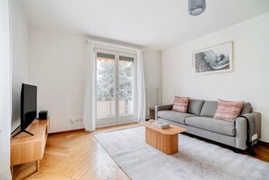 Living area - 3-BR in Wipkingen · parking · tram nearby (Zürich)