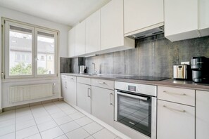 Private kitchen - 3-BR in Wipkingen · parking · tram nearby (Zürich)