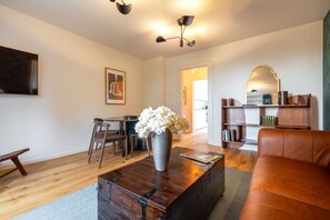 Unclassified image, 2 of 52, button - Chesterfield Suite · Klassische 3-SZ Altbauwohnung (Zürich)