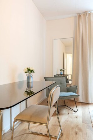Dining - Family Suite · Familienwohnung mit Rutsche (Zürich)