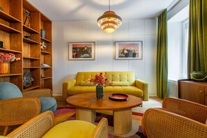 Unclassified image, 3 of 37, button - Retro Suite · 2 King Betten + Schlafsofa – zentral (Zürich)