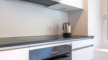 KĂŒhlschrank, Mikrowelle, Ofen, Herdplatte