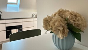 Une cuisine moderne avec des meubles blancs et une fenêtre au-dessus du plan de travail.