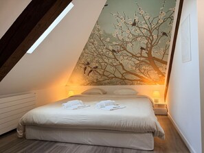 Skrivebord, strykejern/-brett, reiseseng for barn og wi-fi