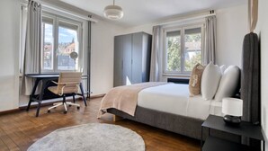 Une chambre à coucher avec un lit, un bureau et une chaise.