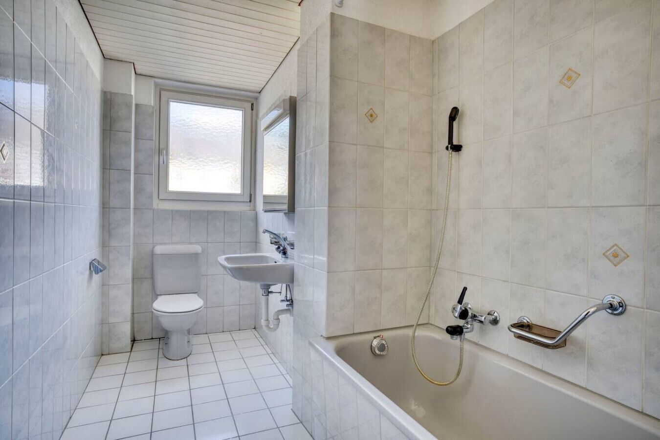 Ein Badezimmer mit Toilette, Waschbecken und Badewanne.