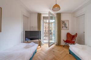 Desk, iron/ironing board, travel cot, WiFi - Boho Suite · 3 SZ bei ETH, Kunsthaus & Unispital (Zürich)