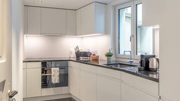 Coffee/tea maker, fridge, microwave, oven