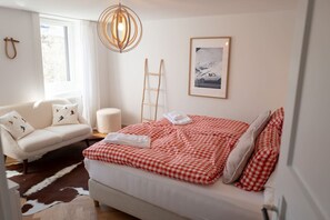 Desk, iron/ironing board, travel cot, WiFi - Chalet Suite · 3 BR Home bei ETH & Uni (Zürich)