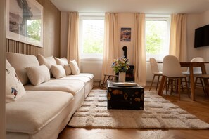 TV, fireplace - Chalet Suite · 3 BR Home bei ETH & Uni (Zürich)
