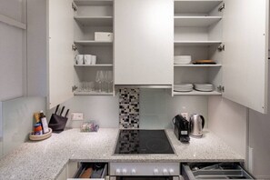 Réfrigérateur, four, plaque de cuisson, lave-vaisselle