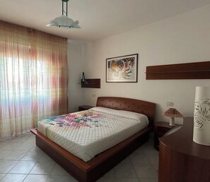 2 chambres, fer et planche à repasser, lit parapluie, Wi-Fi gratuit