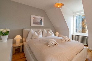 Schreibtisch, Bügeleisen/Bügelbrett, Reisekinderbett, WLAN