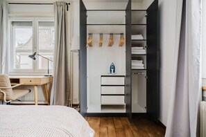 Escritorio, tabla de planchar con plancha, wifi y ropa de cama 