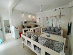 豪華公寓, 陽台, 花園景觀 | 起居區 | 32-吋智慧型電視，提供數位頻道