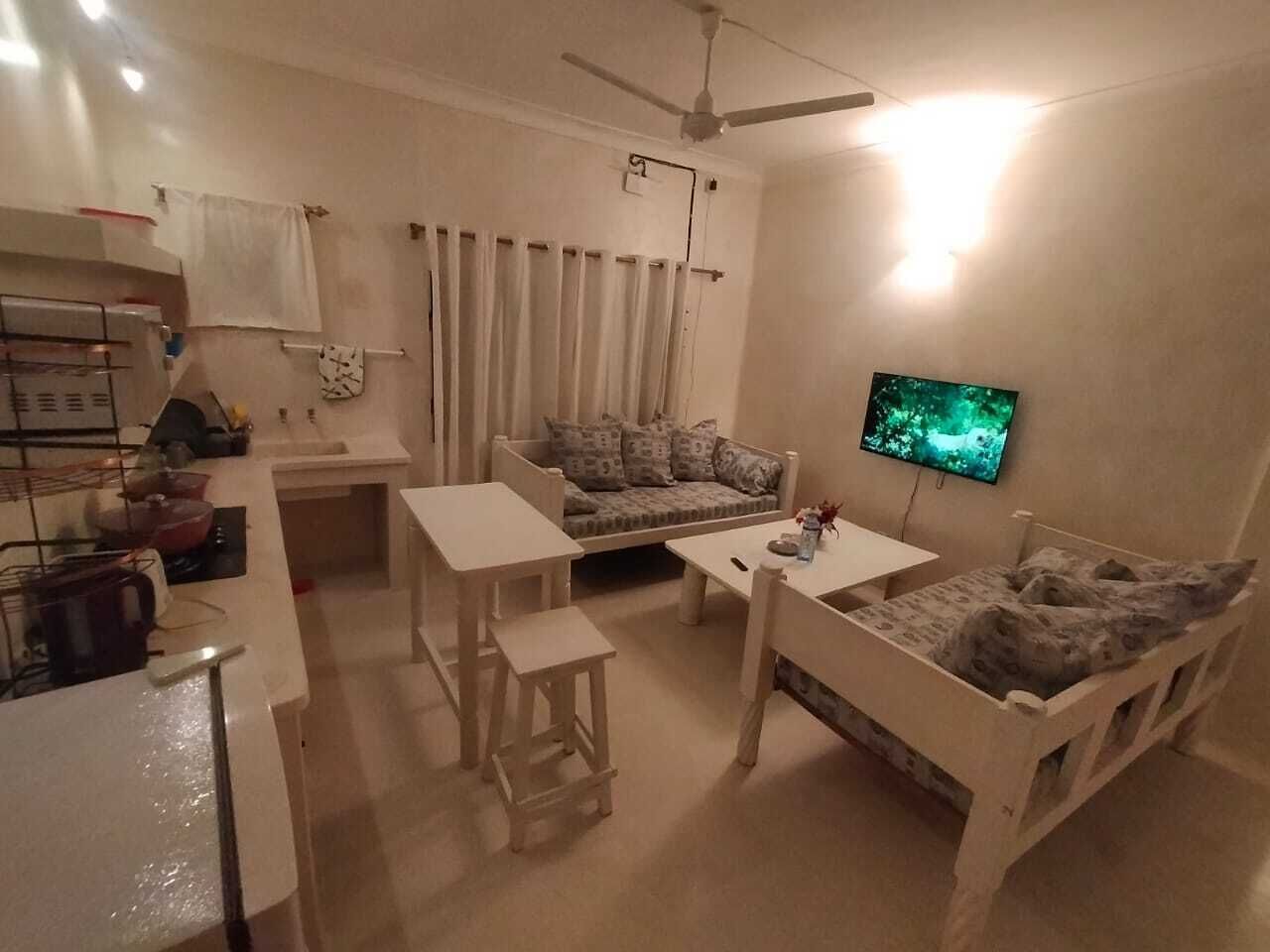 디럭스 아파트, 발코니, 정원 전망 | 거실 공간 | 디지털 채널 시청이 가능한 32인치 스마트 TV