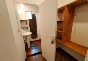 스탠다드 아파트, 수영장 전망 | 욕실 | 샤워 시설, 슬리퍼, 타월, 비누