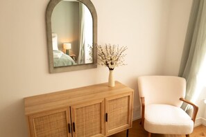 Desk, iron/ironing board, travel cot, WiFi - Sage Suite · 2 SZ bei ETH, Uni & Kunsthaus (1. OG) (Zürich)