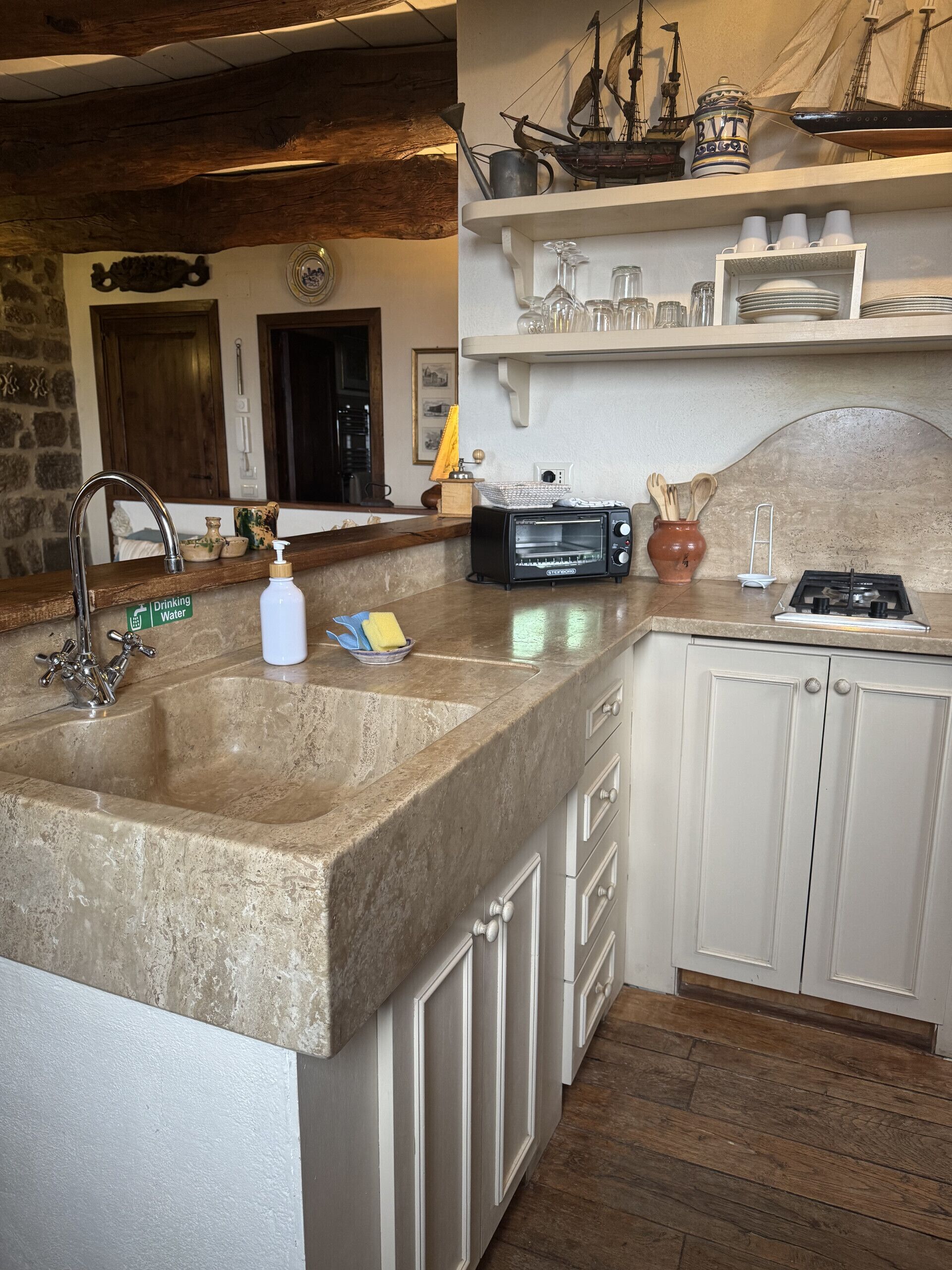 Kühlschrank, Mikrowelle, Wasserkocher mit Kaffee-/Teezubehör