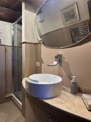 Shower, hair dryer, towels - The View With a Room (Bolsena)
