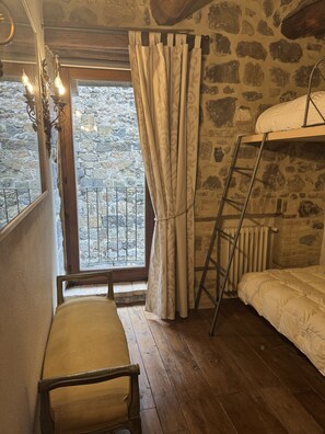 2 bedrooms, free WiFi, bed sheets - The View With a Room (Bolsena)