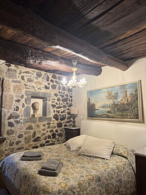 2 bedrooms, free WiFi, bed sheets - The View With a Room (Bolsena)