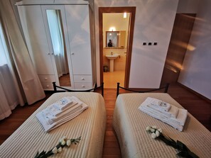 4 Schlafzimmer, Bügeleisen/Bügelbrett, kostenloses WLAN, Bettwäsche