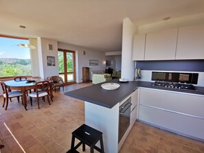 Kühlschrank, Ofen, Geschirrspüler, Wasserkocher