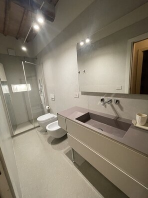 Shower, hair dryer, bidet, towels - Bolsena Suite Luxury Apartment (Bolsena)