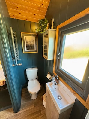 Dusche, Haartrockner, Handtücher, Toilettenpapier