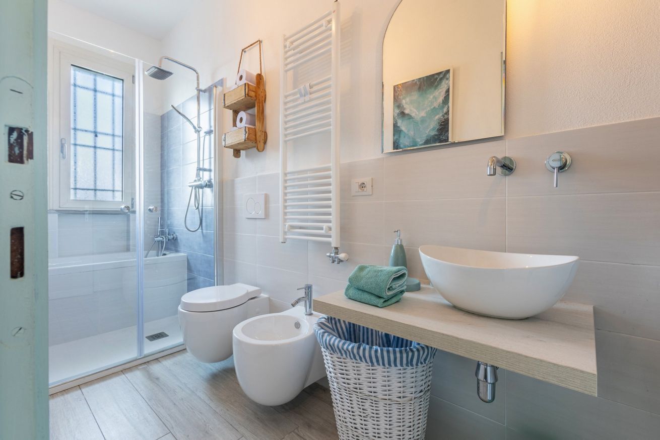 Bidet, towels