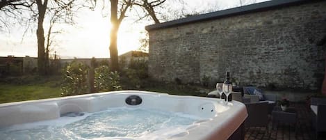 Outdoor spa tub