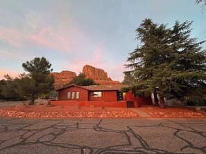 Exterior - Gorgeous Designer Home, Sedona Red Rock Basin Views, Outdoor Living Entertainment Patio w/ Firepit & BBQ! The Den - S079 (Sedona)