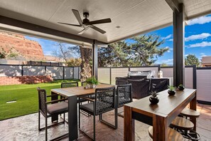 Outdoor dining - Gorgeous Designer Home, Sedona Red Rock Basin Views, Outdoor Living (Sedona)