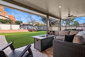 Terrace/patio - Gorgeous Designer Home, Sedona Red Rock Basin Views, Outdoor Living Entertainment Patio w/ Firepit & BBQ! The Den - S079 (Sedona)