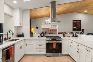 Private kitchen - Gorgeous Designer Home, Sedona Red Rock Basin Views, Outdoor Living (Sedona)