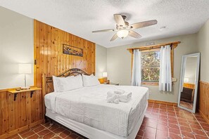 3 bedrooms, iron/ironing board, free WiFi, bed sheets - Aqua Queen | Pool 3BR (St. Augustine)