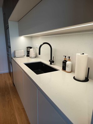 Fridge, microwave, oven, stovetop - Premium Apartment in Ponta Delgada - Luxury & Comfort in the Azores (Fajã de Baixo)