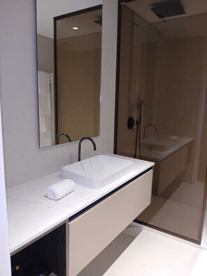 Shower, hair dryer, bidet, towels - Premium Apartment in Ponta Delgada - Luxury & Comfort in the Azores (Fajã de Baixo)