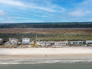 Una proprietà costiera con accesso diretto alla spiaggia, diverse case e vista sull'oceano.
