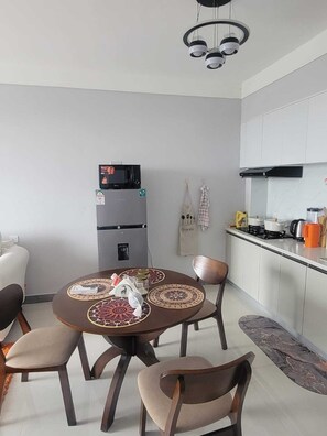 Fridge, microwave, stovetop, electric kettle - Haven Place 254-Modern 1 Bedroom Apartment in Nairobi near JKIA Airport & SGR (Pridelands)