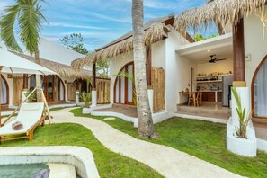 Estudio familiar, 1 cama King size, vista a la alberca | Restaurante al aire libre