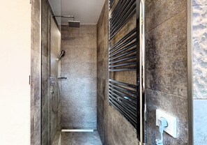 Dusche, Haartrockner, Bidet, Handtücher